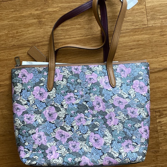 NWT! Coach Soft Lilac print Taylor Zip tote / matching wristlet set - Picture 4 of 7